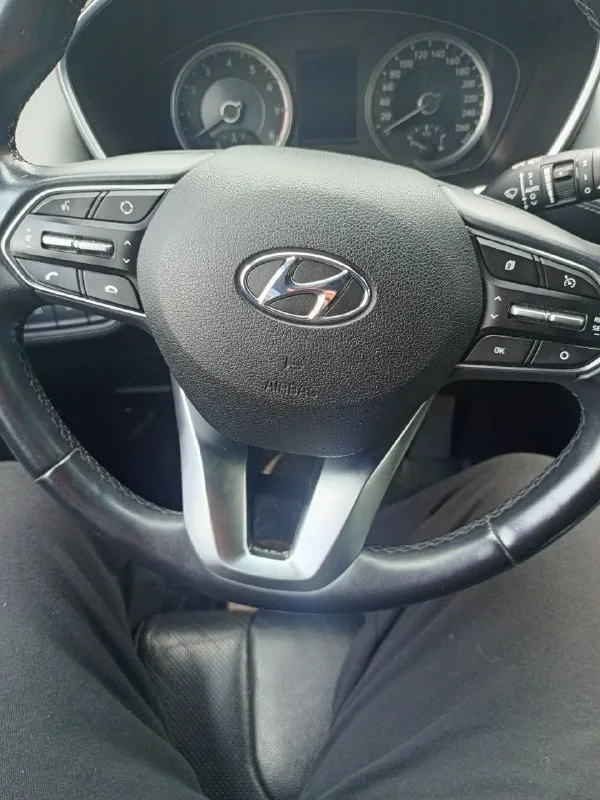 Продам автомобиль hyundai santa fe 2019 года. машина ухоженная, не пригон, официальная. два ключа, сервисная книга. не бита, не крашена. комплектация: "family" кожаный салон, обогрев передних сидений, руля и боковых зеркал, 2-х зонный климат контроль, круиз контроль, мультимедиа (android auto, apple carplay), камера заднего вида, электро ручник, парктроники (перед, зад), датчики давления в колесах, света и дождя, бесключевой доступ, start/stop, помощь при спуске. установлена хорошая сигнализация pandora 2.4, автомат и полный привод.132.000км родного пробега. готов на любые проверки цена: 2.850.000₽ торг у авто +7-949-978-61-00 📲 tg: @ziko_lini 📞 звоните: +7(949)9786100 - фотография - 7
