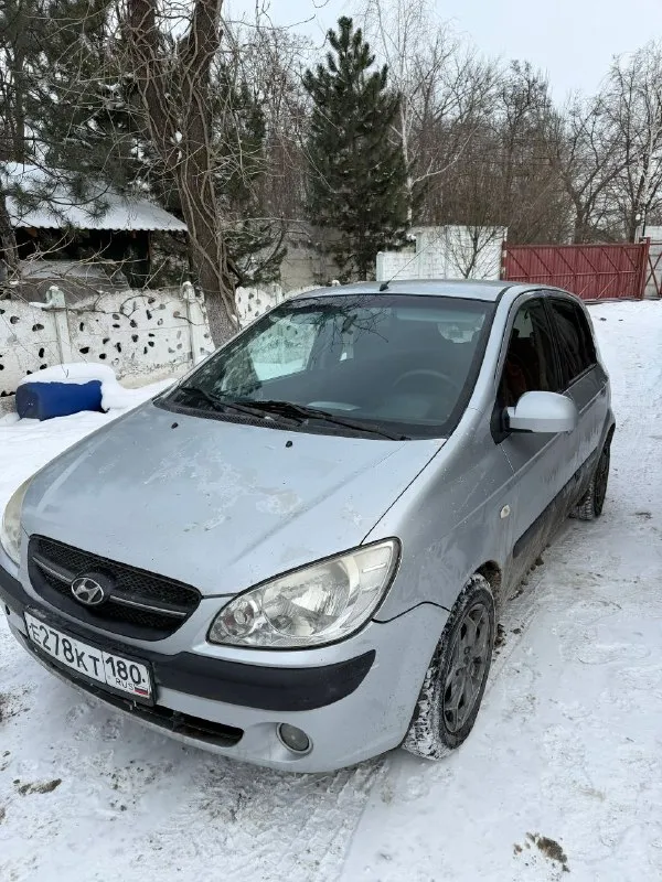 Hyundai getz 2006г. в 1.6 коробка автомат! пробег: 196.000км едет отлично, по ходовой мячик. на отличной зимней резине, на литье расход 6-7л комплектация: эл стеклопольемники всех стёкол, подогрев сидений, кондиционер, эл. зеркала по документам все чисто. цена 450.000₽ +79497182722 📞 звоните: +7(949)7182722 - фотография - 1