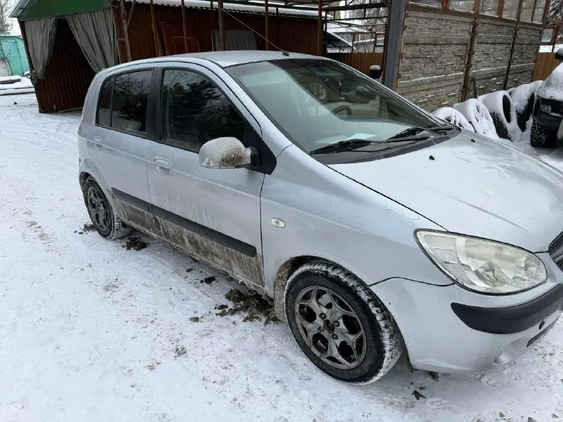 Hyundai getz 2006г. в 1.6 коробка автомат! пробег: 196.000км едет отлично, по ходовой мячик. на отличной зимней резине, на литье расход 6-7л комплектация: эл стеклопольемники всех стёкол, подогрев сидений, кондиционер, эл. зеркала по документам все чисто. цена 450.000₽ +79497182722 📞 звоните: +7(949)7182722 - фотография - 3