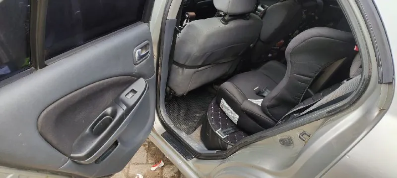 Продам ниссан альмера 2004 год, двигатель 1.8, акпп, пробег 290 к родной из последнего было заменено цепь грм ролики помпа, масла антифриз, ходовая часть вся перебрана, едет бодро, усилитель руля элькростекло подъемники, новая зимняя резина, по кузову возрастные нюансы присутствует с документами полный порядок цена 450.000+ торг тел +79495621224 мариуполь - фотография - 7