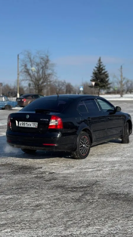 Продам skoda octavia a5 2011 1.8 tsi пробег 264.000 цена 850.000₽🚀 автомобиль в хорошем состоянии для своих лет, кузов живой, гнили и ржавчины нет. пару косметических окрасов, в остальном весь в родной краске. в плане техники без нареканий, двигатель в порядке, масло только поменял, цепь менялась не давно. история обслуживания, заказ наряды на ремонты прилагаются. салон чистый и ухоженный по электрике без вопросов, все что нужно работает. новая зимняя резина, летняя в комплекте. юридически чистая, я владелец по документам. 2 комплекта ключей, книжка шкода. приезжайте смотрите! цена 850.000₽ торг будет реальному покупателю! торез +79493798007 🛞 запчасти, шины, диски, авторазборки 🅿️ авторынок донбасса 📞 звоните: +7(949)3798007 - фотография - 5