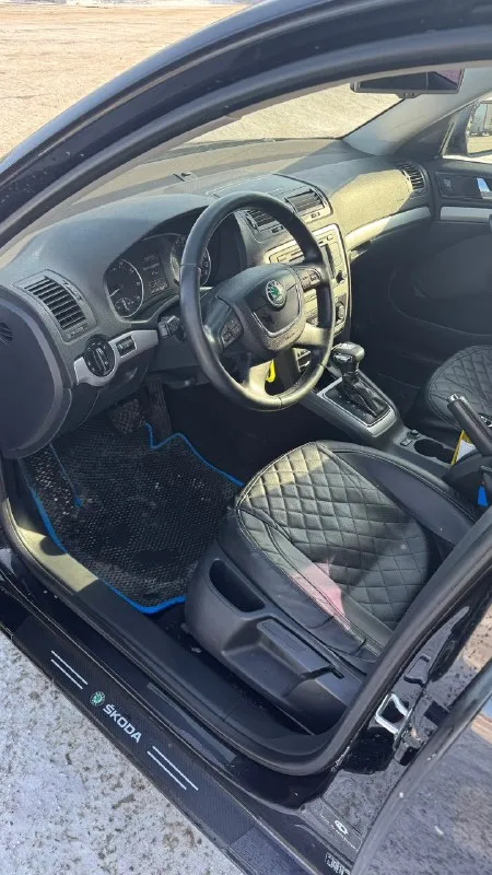 Продам skoda octavia a5 2011 1.8 tsi пробег 264.000 цена 850.000₽🚀 автомобиль в хорошем состоянии для своих лет, кузов живой, гнили и ржавчины нет. пару косметических окрасов, в остальном весь в родной краске. в плане техники без нареканий, двигатель в порядке, масло только поменял, цепь менялась не давно. история обслуживания, заказ наряды на ремонты прилагаются. салон чистый и ухоженный по электрике без вопросов, все что нужно работает. новая зимняя резина, летняя в комплекте. юридически чистая, я владелец по документам. 2 комплекта ключей, книжка шкода. приезжайте смотрите! цена 850.000₽ торг будет реальному покупателю! торез +79493798007 🛞 запчасти, шины, диски, авторазборки 🅿️ авторынок донбасса 📞 звоните: +7(949)3798007 - фотография - 8