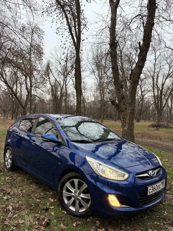 Продам hyundai solaris🔥 год выпуска:2013🔥 пробег, км:153.000(оригинал) 🔥 модификация:1.6мт 🔥 тип двигателя:газ/бензин🔥 коробка передач :механика 🔥 привод:передний🔥 тип кузова : седан🔥 koмплeктaция: elegance🔥 цвет: cиний🔥 3 собственника с 2013г. продажа автомобиля от собственника. автомобиль в богатой комплектации и в ухоженном состоянии. таких хозяйских машин осталось малость. машина на полном ходу, не требует никаких вложений от слова совсем. в идеальном состоянии, не троит, не дымит, не имеет каких либо посторонних звуков, работает идеально как на газу так и не бензине. замена масла каждые 7.000.под капотом ничего не намывал, не подготавливал, чтобы было видно, что мотор сухой, без каких-либо потёков. мкпп-в идеальном состоянии, все передачи включаются мягко, без хрустов, ничего не выбивает. ходовая-мягкая, ничего не стучит, не тарабанит, всё что нужно было - поменяно. при встречу всё расскажу и покажу. цена:899.999 тысяч возможен пригон по договоренности. возможен обмен. номе 📞 звоните: +7(949)5752024 - фотография - 2