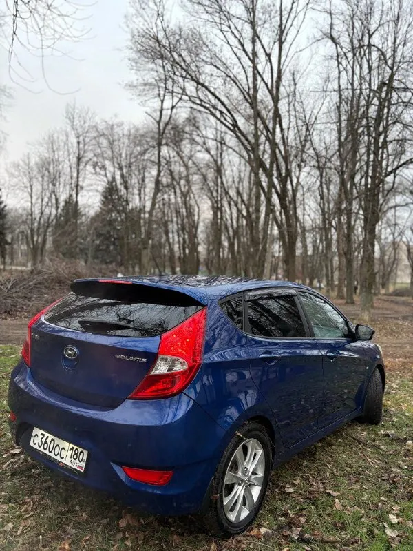 Продам hyundai solaris🔥 год выпуска:2013🔥 пробег, км:153.000(оригинал) 🔥 модификация:1.6мт 🔥 тип двигателя:газ/бензин🔥 коробка передач :механика 🔥 привод:передний🔥 тип кузова : седан🔥 koмплeктaция: elegance🔥 цвет: cиний🔥 3 собственника с 2013г. продажа автомобиля от собственника. автомобиль в богатой комплектации и в ухоженном состоянии. таких хозяйских машин осталось малость. машина на полном ходу, не требует никаких вложений от слова совсем. в идеальном состоянии, не троит, не дымит, не имеет каких либо посторонних звуков, работает идеально как на газу так и не бензине. замена масла каждые 7.000.под капотом ничего не намывал, не подготавливал, чтобы было видно, что мотор сухой, без каких-либо потёков. мкпп-в идеальном состоянии, все передачи включаются мягко, без хрустов, ничего не выбивает. ходовая-мягкая, ничего не стучит, не тарабанит, всё что нужно было - поменяно. при встречу всё расскажу и покажу. цена:899.999 тысяч возможен пригон по договоренности. возможен обмен. номе 📞 звоните: +7(949)5752024 - фотография - 7