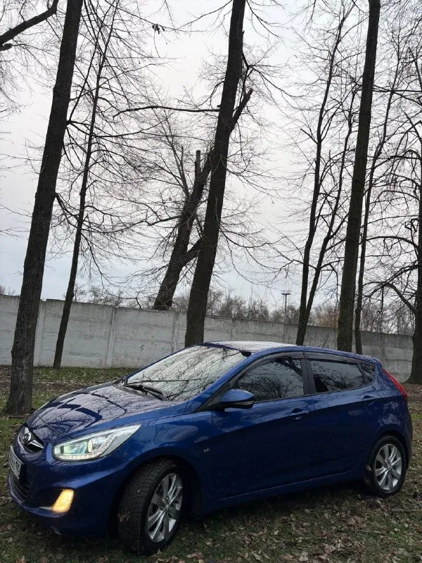 Продам hyundai solaris🔥 год выпуска:2013🔥 пробег, км:153.000(оригинал) 🔥 модификация:1.6мт 🔥 тип двигателя:газ/бензин🔥 коробка передач :механика 🔥 привод:передний🔥 тип кузова : седан🔥 koмплeктaция: elegance🔥 цвет: cиний🔥 3 собственника с 2013г. продажа автомобиля от собственника. автомобиль в богатой комплектации и в ухоженном состоянии. таких хозяйских машин осталось малость. машина на полном ходу, не требует никаких вложений от слова совсем. в идеальном состоянии, не троит, не дымит, не имеет каких либо посторонних звуков, работает идеально как на газу так и не бензине. замена масла каждые 7.000.под капотом ничего не намывал, не подготавливал, чтобы было видно, что мотор сухой, без каких-либо потёков. мкпп-в идеальном состоянии, все передачи включаются мягко, без хрустов, ничего не выбивает. ходовая-мягкая, ничего не стучит, не тарабанит, всё что нужно было - поменяно. при встречу всё расскажу и покажу. цена:899.999 тысяч возможен пригон по договоренности. возможен обмен. номе 📞 звоните: +7(949)5752024 - фотография - 8