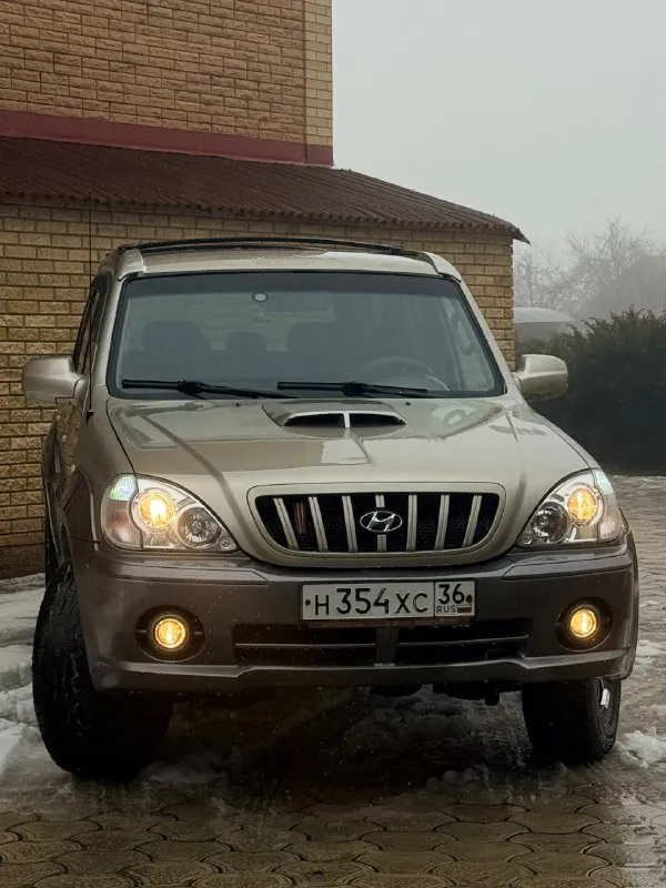 В продаже hyundai terracan. , 2.9 л, турбодизель. настоящий рамный внедорожник. , постоянный полный привод. , автомобиль обслужен. , ухожен. тнвд перебирался в начале осени. , промыт бак, обслужена система тормозов. , заменён стартер, выполнена ревизия ходовой части. новые масла. находится 15 лет в одной семье. родной окрас. двигатель обслужен. , всё сухое, работает ровно. вечная “механика“, никаких нареканий не имеет. тяга сумасшедшая. , вытаскивал в начале января f-250 севший на раму. есть климат и подогревы сидений, зеркал и лобового, 4 эл. сп, эл. зеркала, хорошая акустика. ., 2din магнитола pioneer и т. д. оптика новая, покрыта бронеплёнкой. , свет отл. резина стоит всесезонная с хорошим остатком. есть возможность установки 3-го ряда сидений. контакты : +7 (949) 363-52-68 (есть «telegram») цена : 750,000 рублей. обмен не рассматриваю. территориально находится в г макеевка (центр) 📞 🇷🇺 звоните: +79493635268 - фотография - 4