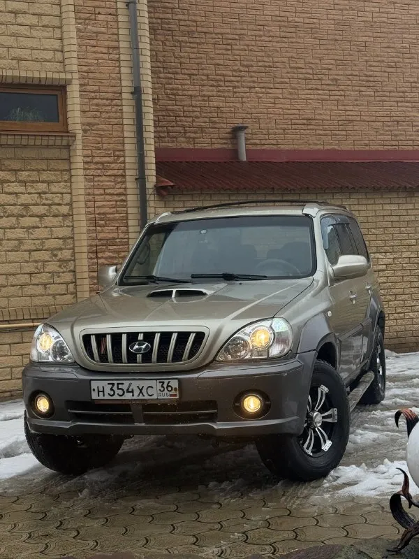 В продаже hyundai terracan. , 2.9 л, турбодизель. настоящий рамный внедорожник. , постоянный полный привод. , автомобиль обслужен. , ухожен. тнвд перебирался в начале осени. , промыт бак, обслужена система тормозов. , заменён стартер, выполнена ревизия ходовой части. новые масла. находится 15 лет в одной семье. родной окрас. двигатель обслужен. , всё сухое, работает ровно. вечная “механика“, никаких нареканий не имеет. тяга сумасшедшая. , вытаскивал в начале января f-250 севший на раму. есть климат и подогревы сидений, зеркал и лобового, 4 эл. сп, эл. зеркала, хорошая акустика. ., 2din магнитола pioneer и т. д. оптика новая, покрыта бронеплёнкой. , свет отл. резина стоит всесезонная с хорошим остатком. есть возможность установки 3-го ряда сидений. контакты : +7 (949) 363-52-68 (есть «telegram») цена : 750,000 рублей. обмен не рассматриваю. территориально находится в г макеевка (центр) 📞 🇷🇺 звоните: +79493635268 - фотография - 5