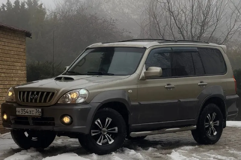 В продаже hyundai terracan. , 2.9 л, турбодизель. настоящий рамный внедорожник. , постоянный полный привод. , автомобиль обслужен. , ухожен. тнвд перебирался в начале осени. , промыт бак, обслужена система тормозов. , заменён стартер, выполнена ревизия ходовой части. новые масла. находится 15 лет в одной семье. родной окрас. двигатель обслужен. , всё сухое, работает ровно. вечная “механика“, никаких нареканий не имеет. тяга сумасшедшая. , вытаскивал в начале января f-250 севший на раму. есть климат и подогревы сидений, зеркал и лобового, 4 эл. сп, эл. зеркала, хорошая акустика. ., 2din магнитола pioneer и т. д. оптика новая, покрыта бронеплёнкой. , свет отл. резина стоит всесезонная с хорошим остатком. есть возможность установки 3-го ряда сидений. контакты : +7 (949) 363-52-68 (есть «telegram») цена : 750,000 рублей. обмен не рассматриваю. территориально находится в г макеевка (центр) 📞 🇷🇺 звоните: +79493635268 - фотография - 6