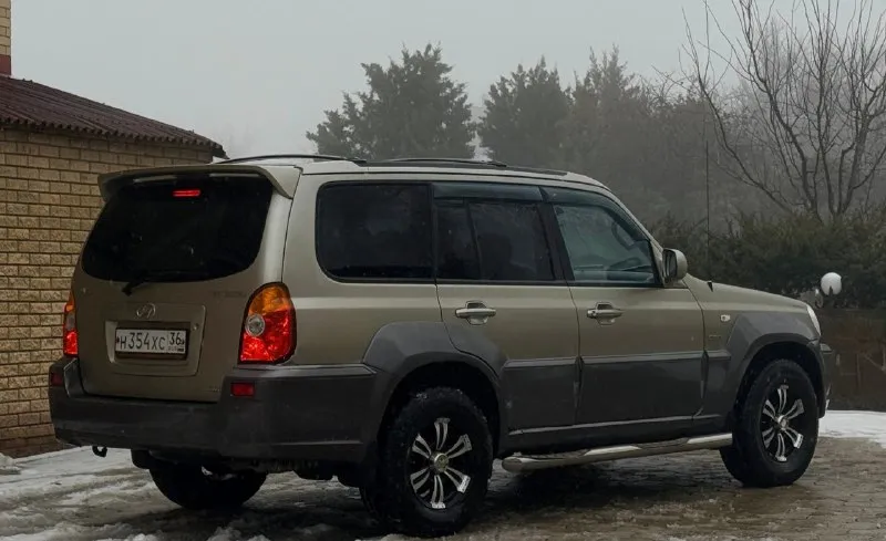 В продаже hyundai terracan. , 2.9 л, турбодизель. настоящий рамный внедорожник. , постоянный полный привод. , автомобиль обслужен. , ухожен. тнвд перебирался в начале осени. , промыт бак, обслужена система тормозов. , заменён стартер, выполнена ревизия ходовой части. новые масла. находится 15 лет в одной семье. родной окрас. двигатель обслужен. , всё сухое, работает ровно. вечная “механика“, никаких нареканий не имеет. тяга сумасшедшая. , вытаскивал в начале января f-250 севший на раму. есть климат и подогревы сидений, зеркал и лобового, 4 эл. сп, эл. зеркала, хорошая акустика. ., 2din магнитола pioneer и т. д. оптика новая, покрыта бронеплёнкой. , свет отл. резина стоит всесезонная с хорошим остатком. есть возможность установки 3-го ряда сидений. контакты : +7 (949) 363-52-68 (есть «telegram») цена : 750,000 рублей. обмен не рассматриваю. территориально находится в г макеевка (центр) 📞 🇷🇺 звоните: +79493635268 - фотография - 9