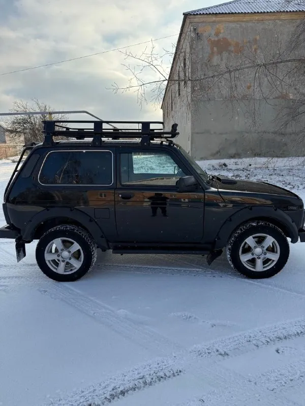 Свежий внедорожник ваз 4x4 (нива) 2020 г. в. с историей. · отличное состояние: 2020 год ( рейстайлинг ) • пробег 58 000 км · полная прозрачность:оригинальный птс, два владельца. автомобиль не бит, не крашен · двигатель 1.7 / ( 83 л. с. ) / бензин · наличие кондиционера (комплектация luxe), полный привод, 3 двери цена : 820 000 место осмотра : г. петровское ( краснолучский район ) номер телефона : +7 959 503-08-90 📞 звоните: +7(959)5030890 - фотография - 6