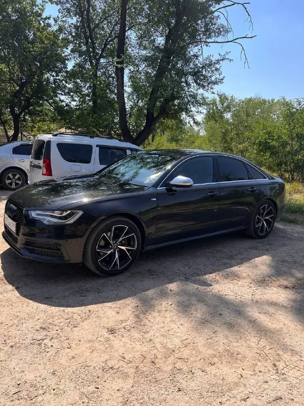 Продам audi a6 c7, 2013 год 3.0 tfsi, пробег 170300, в s-line пакете, салон алькантара, машина бодрая, за ней постоянно ухаживал, комплектация полная, много чего по ней сделано, пружины в круг заменены, аморты, рычаги и поворотные кулаки, статичная магнитола установлена, стоит пандора с автозапуском, 35 тыс назад сделан капитальный ремонт двигателя, поменяно практически все под капотом (патрубки, проводка) сделана гильзовка, обкатка пройдена, все еще на гарантии, делал в ростове, ремонт обошелся 1,2 млн, все чеки есть, брал ее 2 года назад, резина лето новая, диски лето 19, в комплекте зима 17 с дисками, full led фары, задние с с8, открытие багажника ногой, салон кожа с алькантарой, тормозные диски и колодки новые, имеется решетка радиатора вторая, предыдущие габариты, и выездной экран которые стояли до замены, на машину денег не жалел, музыка bose играет шикарно, поменяно масло в приводах, редукторе, поменяны шрусы внутренние и наружние передние, ступечные, вообщем сел 📞 звоните: +7(959)1426586 - фотография - 3