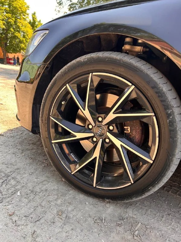 Продам audi a6 c7, 2013 год 3.0 tfsi, пробег 170300, в s-line пакете, салон алькантара, машина бодрая, за ней постоянно ухаживал, комплектация полная, много чего по ней сделано, пружины в круг заменены, аморты, рычаги и поворотные кулаки, статичная магнитола установлена, стоит пандора с автозапуском, 35 тыс назад сделан капитальный ремонт двигателя, поменяно практически все под капотом (патрубки, проводка) сделана гильзовка, обкатка пройдена, все еще на гарантии, делал в ростове, ремонт обошелся 1,2 млн, все чеки есть, брал ее 2 года назад, резина лето новая, диски лето 19, в комплекте зима 17 с дисками, full led фары, задние с с8, открытие багажника ногой, салон кожа с алькантарой, тормозные диски и колодки новые, имеется решетка радиатора вторая, предыдущие габариты, и выездной экран которые стояли до замены, на машину денег не жалел, музыка bose играет шикарно, поменяно масло в приводах, редукторе, поменяны шрусы внутренние и наружние передние, ступечные, вообщем сел 📞 звоните: +7(959)1426586 - фотография - 4