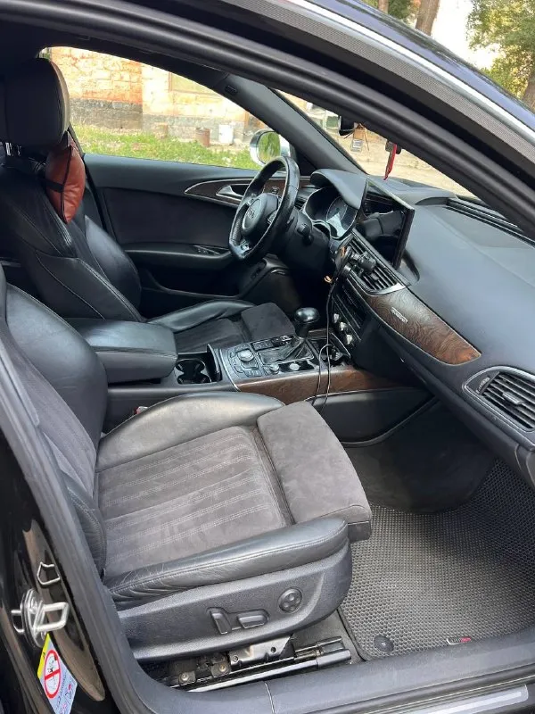 Продам audi a6 c7, 2013 год 3.0 tfsi, пробег 170300, в s-line пакете, салон алькантара, машина бодрая, за ней постоянно ухаживал, комплектация полная, много чего по ней сделано, пружины в круг заменены, аморты, рычаги и поворотные кулаки, статичная магнитола установлена, стоит пандора с автозапуском, 35 тыс назад сделан капитальный ремонт двигателя, поменяно практически все под капотом (патрубки, проводка) сделана гильзовка, обкатка пройдена, все еще на гарантии, делал в ростове, ремонт обошелся 1,2 млн, все чеки есть, брал ее 2 года назад, резина лето новая, диски лето 19, в комплекте зима 17 с дисками, full led фары, задние с с8, открытие багажника ногой, салон кожа с алькантарой, тормозные диски и колодки новые, имеется решетка радиатора вторая, предыдущие габариты, и выездной экран которые стояли до замены, на машину денег не жалел, музыка bose играет шикарно, поменяно масло в приводах, редукторе, поменяны шрусы внутренние и наружние передние, ступечные, вообщем сел 📞 звоните: +7(959)1426586 - фотография - 7