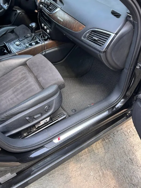 Продам audi a6 c7, 2013 год 3.0 tfsi, пробег 170300, в s-line пакете, салон алькантара, машина бодрая, за ней постоянно ухаживал, комплектация полная, много чего по ней сделано, пружины в круг заменены, аморты, рычаги и поворотные кулаки, статичная магнитола установлена, стоит пандора с автозапуском, 35 тыс назад сделан капитальный ремонт двигателя, поменяно практически все под капотом (патрубки, проводка) сделана гильзовка, обкатка пройдена, все еще на гарантии, делал в ростове, ремонт обошелся 1,2 млн, все чеки есть, брал ее 2 года назад, резина лето новая, диски лето 19, в комплекте зима 17 с дисками, full led фары, задние с с8, открытие багажника ногой, салон кожа с алькантарой, тормозные диски и колодки новые, имеется решетка радиатора вторая, предыдущие габариты, и выездной экран которые стояли до замены, на машину денег не жалел, музыка bose играет шикарно, поменяно масло в приводах, редукторе, поменяны шрусы внутренние и наружние передние, ступечные, вообщем сел 📞 звоните: +7(959)1426586 - фотография - 8