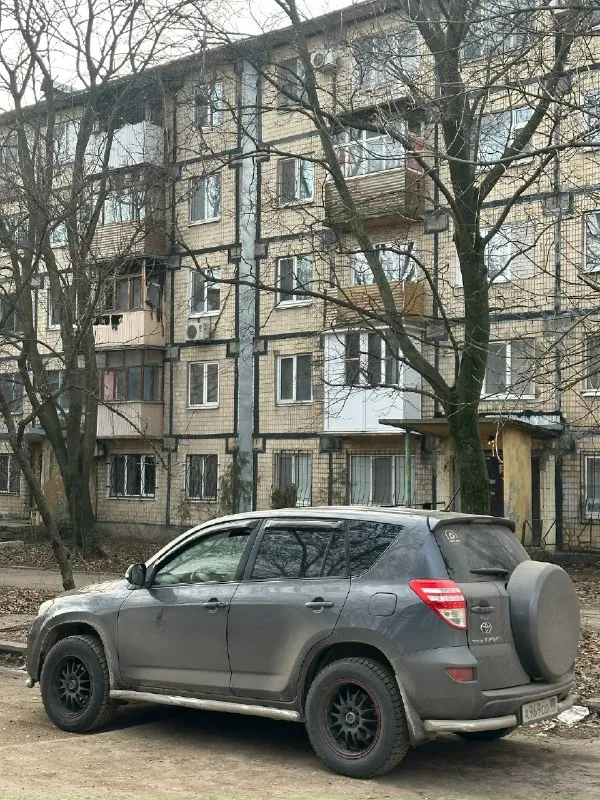 В продаже тайота рав 4 2012 год выпуска, 2.0 на автомате, 140.000 км родной пробег, машина в родном окрасе, срочных вложений не требует. машина долгое время стояла, по этому нужно просто напросто обслужить. двигатель работает на отлично, коробка не пинается и листает очень мягко, по ходовой нареканий нету. юридически машина на днр постоянном учете, переоформление продлевают до 2027 года, проблем с поставкой не будет. цена авто 770.000р торг или обмен в обе стороны. донецк, +7949 525 66 47 📞 звоните: +7(949)5256647 - фотография - 2