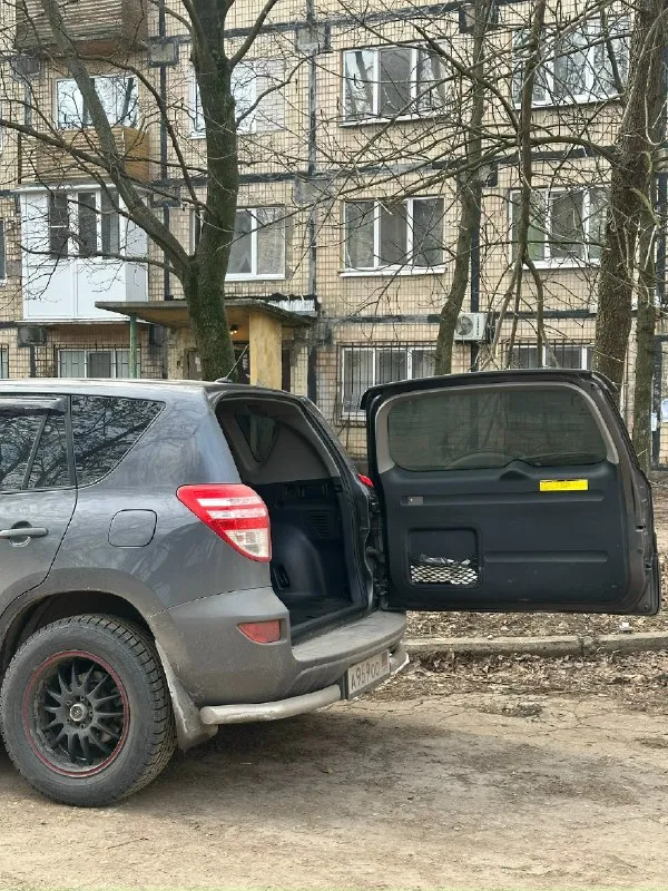 В продаже тайота рав 4 2012 год выпуска, 2.0 на автомате, 140.000 км родной пробег, машина в родном окрасе, срочных вложений не требует. машина долгое время стояла, по этому нужно просто напросто обслужить. двигатель работает на отлично, коробка не пинается и листает очень мягко, по ходовой нареканий нету. юридически машина на днр постоянном учете, переоформление продлевают до 2027 года, проблем с поставкой не будет. цена авто 770.000р торг или обмен в обе стороны. донецк, +7949 525 66 47 📞 звоните: +7(949)5256647 - фотография - 3