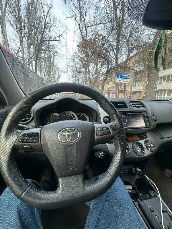 В продаже тайота рав 4 2012 год выпуска, 2.0 на автомате, 140.000 км родной пробег, машина в родном окрасе, срочных вложений не требует. машина долгое время стояла, по этому нужно просто напросто обслужить. двигатель работает на отлично, коробка не пинается и листает очень мягко, по ходовой нареканий нету. юридически машина на днр постоянном учете, переоформление продлевают до 2027 года, проблем с поставкой не будет. цена авто 770.000р торг или обмен в обе стороны. донецк, +7949 525 66 47 📞 звоните: +7(949)5256647 - фотография - 4