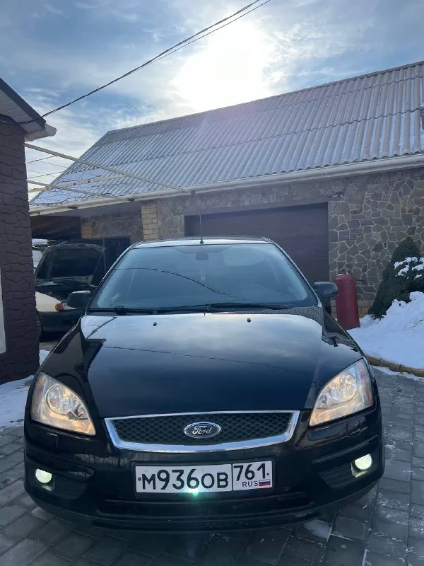 Продам ford focus 2 ghia переходной рестайлинг самая полная комплектация год: 2007 двигатель 1.8 125лс родной пробег: 210т техника автомобиля без нареканий, обслужена, двигатель работает отлично, ходовая обслужена, кузов в очень достойном состоянии днище целое, все силовые части родные 6 подушек безопасности. по комплектации: двух-зонный климат, подогрев лобового, сидений, зеркал, круиз, датчик света и дождя, омыватели фар, esp стабилизация, подрулевое управлений музыкой, стеклоподьемники в круг, эл зеркала, центральный замок, бортовой компьютер! автомобиль вложений не требует. документы чистые торг есть цена: 550000 📍мариуполь 📞+79496463727 - фотография - 3