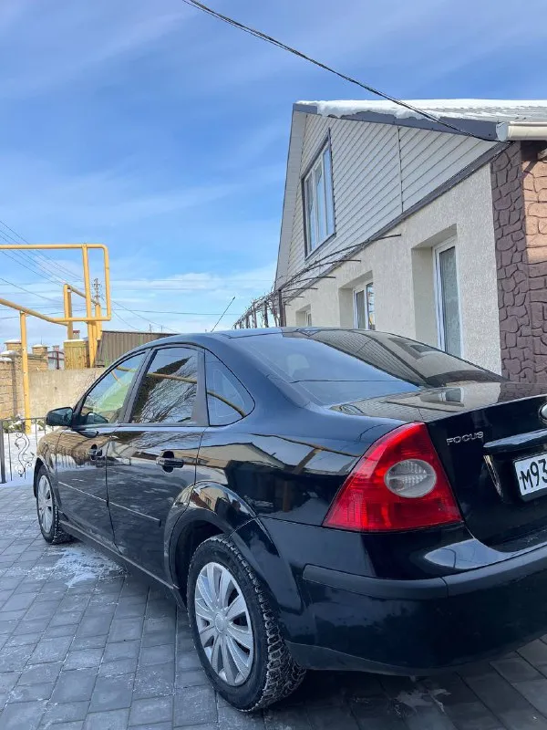 Продам ford focus 2 ghia переходной рестайлинг самая полная комплектация год: 2007 двигатель 1.8 125лс родной пробег: 210т техника автомобиля без нареканий, обслужена, двигатель работает отлично, ходовая обслужена, кузов в очень достойном состоянии днище целое, все силовые части родные 6 подушек безопасности. по комплектации: двух-зонный климат, подогрев лобового, сидений, зеркал, круиз, датчик света и дождя, омыватели фар, esp стабилизация, подрулевое управлений музыкой, стеклоподьемники в круг, эл зеркала, центральный замок, бортовой компьютер! автомобиль вложений не требует. документы чистые торг есть цена: 550000 📍мариуполь 📞+79496463727 - фотография - 4