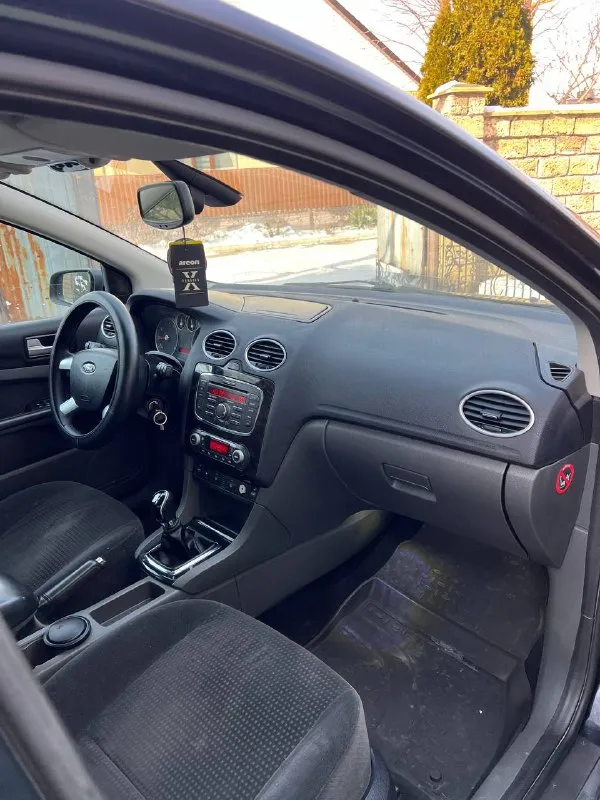 Продам ford focus 2 ghia переходной рестайлинг самая полная комплектация год: 2007 двигатель 1.8 125лс родной пробег: 210т техника автомобиля без нареканий, обслужена, двигатель работает отлично, ходовая обслужена, кузов в очень достойном состоянии днище целое, все силовые части родные 6 подушек безопасности. по комплектации: двух-зонный климат, подогрев лобового, сидений, зеркал, круиз, датчик света и дождя, омыватели фар, esp стабилизация, подрулевое управлений музыкой, стеклоподьемники в круг, эл зеркала, центральный замок, бортовой компьютер! автомобиль вложений не требует. документы чистые торг есть цена: 550000 📍мариуполь 📞+79496463727 - фотография - 7
