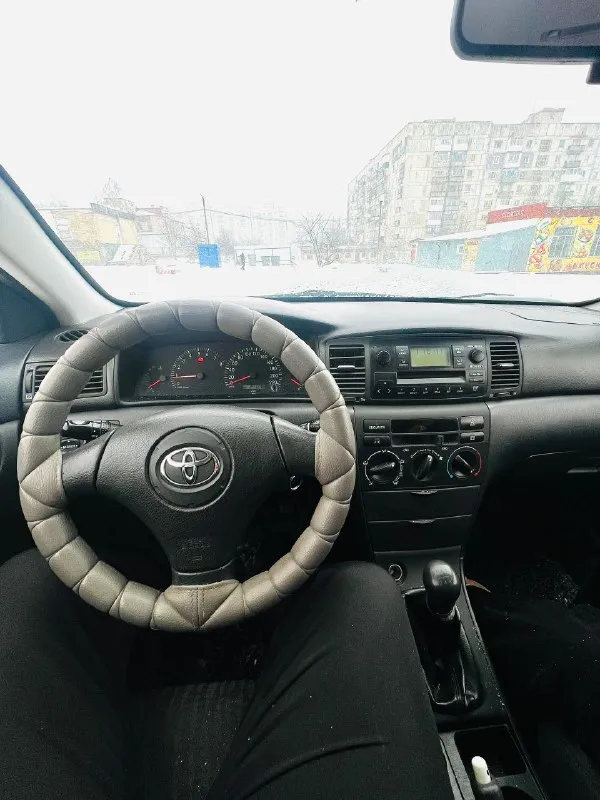 Toyota corolla 1.4 2004г оригинальный пробег 240.000км 3 хозяина было за все время. один из самых надежных двигателей 4zz-fe, цепной, чугунные гильзы, катализатор еще на месте и в отличном состоянии, минимум проблем, не дорогой и доступный. механическая коробка передач 5 ступка, никаких проблем. состояние машины очень живое в сравнении в каком они состоянии сейчас, машине 20 лет, кузов в хорошем состоянии, дно без не ржавое не гнилое, пороги в отличном состоянии, низа дверей, стаканы и тд. , все отлично. по лакокрасочному проблем нет. ходовую переберирали, нареканий никаких. кондиционер работает отлично, все что есть все работает. резина новая viatti шипованая. салон в очень хорошем состоянии, сиденья как новые, нюансов по салону нет. отличный надежный авто за свои деньги, гораздо лучше всяких грант, вест и тд. нужно приехать, прокатится и сами все поймете. осмотр г. снежное цена 500000р +79495818520 📞 звоните: +7(949)5818520 - фотография - 6
