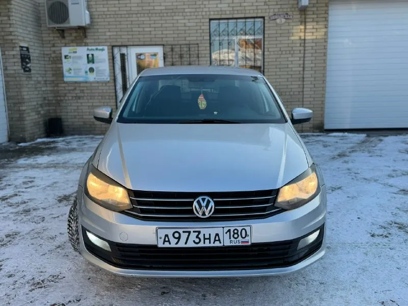 📌продам volkswagen polo 📌2015 года 📌рестайлинг, двигатель 1.6,механика, двигатель не дымит, не троит, масло не кушает! тяга отличная 👍🏻 📌расход топлива по городу 7,трасса 5.5 📌пробег на данный момент 187.000 т км 📌коробка работает идеально 📌в автомобиле имеется гидроусилитель руля, abs, подогрев сидений, климат контроль, электро зеркала с подогревом, все четыре стеклоподъемника, магнитола андроид 12, два комплекта колес лето на штампах отдам в подарок 🎁 📌по документам не каких штрафов запретов нет 📌я хозяин, переоформление без проблем 📌осмотр автомобиля донецк-макеевка 📌цена 770.000 торг номер для связи +79494556508 📞 звоните: +7(949)4556508 - фотография - 1