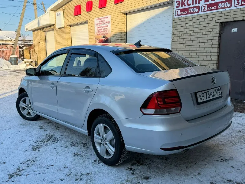 📌продам volkswagen polo 📌2015 года 📌рестайлинг, двигатель 1.6,механика, двигатель не дымит, не троит, масло не кушает! тяга отличная 👍🏻 📌расход топлива по городу 7,трасса 5.5 📌пробег на данный момент 187.000 т км 📌коробка работает идеально 📌в автомобиле имеется гидроусилитель руля, abs, подогрев сидений, климат контроль, электро зеркала с подогревом, все четыре стеклоподъемника, магнитола андроид 12, два комплекта колес лето на штампах отдам в подарок 🎁 📌по документам не каких штрафов запретов нет 📌я хозяин, переоформление без проблем 📌осмотр автомобиля донецк-макеевка 📌цена 770.000 торг номер для связи +79494556508 📞 звоните: +7(949)4556508 - фотография - 3