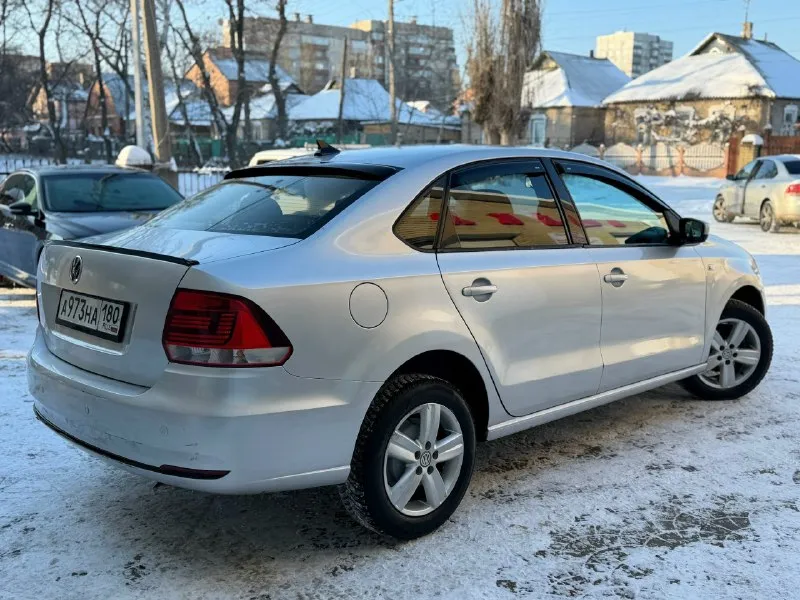 📌продам volkswagen polo 📌2015 года 📌рестайлинг, двигатель 1.6,механика, двигатель не дымит, не троит, масло не кушает! тяга отличная 👍🏻 📌расход топлива по городу 7,трасса 5.5 📌пробег на данный момент 187.000 т км 📌коробка работает идеально 📌в автомобиле имеется гидроусилитель руля, abs, подогрев сидений, климат контроль, электро зеркала с подогревом, все четыре стеклоподъемника, магнитола андроид 12, два комплекта колес лето на штампах отдам в подарок 🎁 📌по документам не каких штрафов запретов нет 📌я хозяин, переоформление без проблем 📌осмотр автомобиля донецк-макеевка 📌цена 770.000 торг номер для связи +79494556508 📞 звоните: +7(949)4556508 - фотография - 5
