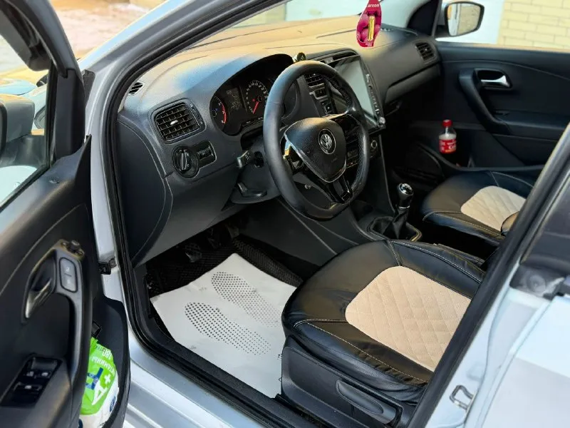 📌продам volkswagen polo 📌2015 года 📌рестайлинг, двигатель 1.6,механика, двигатель не дымит, не троит, масло не кушает! тяга отличная 👍🏻 📌расход топлива по городу 7,трасса 5.5 📌пробег на данный момент 187.000 т км 📌коробка работает идеально 📌в автомобиле имеется гидроусилитель руля, abs, подогрев сидений, климат контроль, электро зеркала с подогревом, все четыре стеклоподъемника, магнитола андроид 12, два комплекта колес лето на штампах отдам в подарок 🎁 📌по документам не каких штрафов запретов нет 📌я хозяин, переоформление без проблем 📌осмотр автомобиля донецк-макеевка 📌цена 770.000 торг номер для связи +79494556508 📞 звоните: +7(949)4556508 - фотография - 6