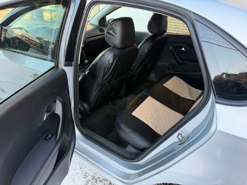 📌продам volkswagen polo 📌2015 года 📌рестайлинг, двигатель 1.6,механика, двигатель не дымит, не троит, масло не кушает! тяга отличная 👍🏻 📌расход топлива по городу 7,трасса 5.5 📌пробег на данный момент 187.000 т км 📌коробка работает идеально 📌в автомобиле имеется гидроусилитель руля, abs, подогрев сидений, климат контроль, электро зеркала с подогревом, все четыре стеклоподъемника, магнитола андроид 12, два комплекта колес лето на штампах отдам в подарок 🎁 📌по документам не каких штрафов запретов нет 📌я хозяин, переоформление без проблем 📌осмотр автомобиля донецк-макеевка 📌цена 770.000 торг номер для связи +79494556508 📞 звоните: +7(949)4556508 - фотография - 7