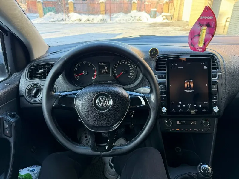 📌продам volkswagen polo 📌2015 года 📌рестайлинг, двигатель 1.6,механика, двигатель не дымит, не троит, масло не кушает! тяга отличная 👍🏻 📌расход топлива по городу 7,трасса 5.5 📌пробег на данный момент 187.000 т км 📌коробка работает идеально 📌в автомобиле имеется гидроусилитель руля, abs, подогрев сидений, климат контроль, электро зеркала с подогревом, все четыре стеклоподъемника, магнитола андроид 12, два комплекта колес лето на штампах отдам в подарок 🎁 📌по документам не каких штрафов запретов нет 📌я хозяин, переоформление без проблем 📌осмотр автомобиля донецк-макеевка 📌цена 770.000 торг номер для связи +79494556508 📞 звоните: +7(949)4556508 - фотография - 9