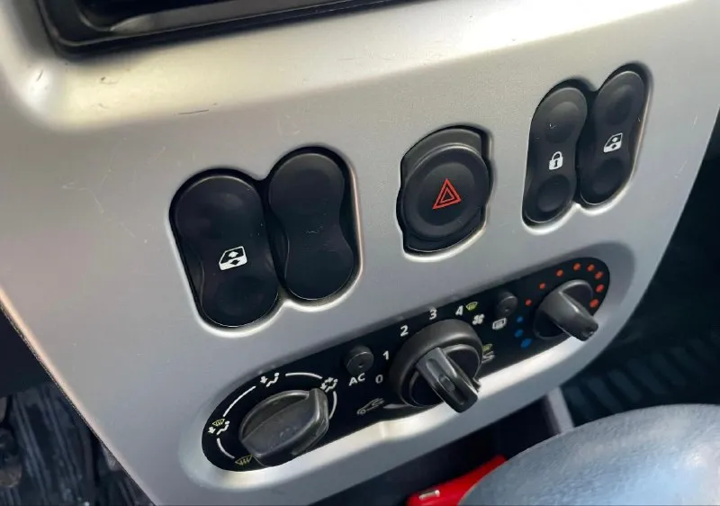 Renault stepway 2012 1.6, at, кондиционер, гур, подогрев сидений, центральный замок, кузов ровный, 2 окраса вторичка, резина зима шипы, юридически чистый автомобиль, 🚗 +79493167195, связь глушат, если не дозвонитесь пишите в телеграмм, 600 рублей мариуполь - фотография - 8