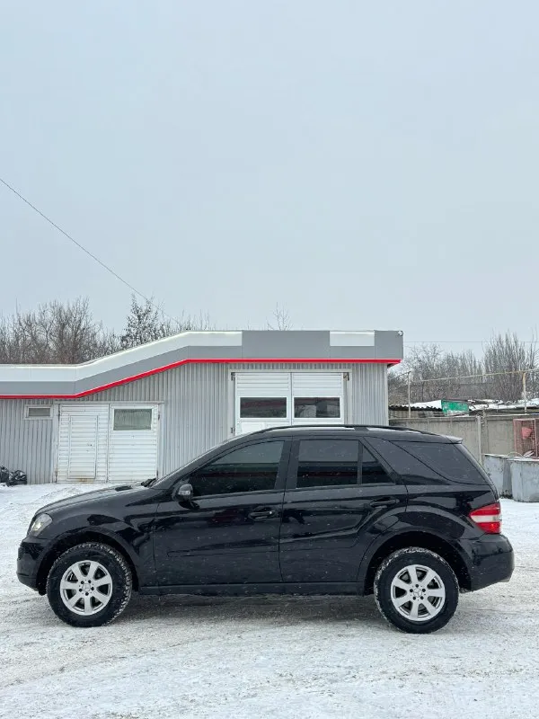 Mercedes benz ml 350 мерседес мл ( 💰995.000💰) руб 3.5 объем гильзован все 6 цилиндров, любые проверки ! 2007г мотор отличный, без дыма, не троит, едет очень хорошо, масло не расходует ! акпп не пинает, не буксует, переключает плавно, и мягко, без рывков! ходовая не гремит, не стучит. машинка вся сухая, без проблем, сел и поехал! электрика вся исправна, работает без нареканий, кондиционер холодит, и заправлен! печка жарит, подогревы все работают, вообщем машина реально максимально живой мл, можете сами приехать, посмотреть, проверить, и убедится … салон на 9/10 любые проверки в сервисе документы чистые, без запретов, без штрафов, переоформление без проблем, с моим присутствием, в мрео. техосмотр сделан. осмотр г. макеевка цена 995.000 руб торг разумный у капота реально живой ml без подвигов, любые проверки остальные вопросы по тел +7949-644-01-25 +7949-607-32-69 тг есть 📞 🇷🇺 звоните: +79496440125 - фотография - 2