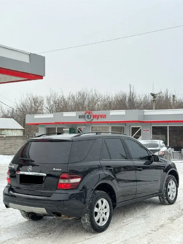 Mercedes benz ml 350 мерседес мл ( 💰995.000💰) руб 3.5 объем гильзован все 6 цилиндров, любые проверки ! 2007г мотор отличный, без дыма, не троит, едет очень хорошо, масло не расходует ! акпп не пинает, не буксует, переключает плавно, и мягко, без рывков! ходовая не гремит, не стучит. машинка вся сухая, без проблем, сел и поехал! электрика вся исправна, работает без нареканий, кондиционер холодит, и заправлен! печка жарит, подогревы все работают, вообщем машина реально максимально живой мл, можете сами приехать, посмотреть, проверить, и убедится … салон на 9/10 любые проверки в сервисе документы чистые, без запретов, без штрафов, переоформление без проблем, с моим присутствием, в мрео. техосмотр сделан. осмотр г. макеевка цена 995.000 руб торг разумный у капота реально живой ml без подвигов, любые проверки остальные вопросы по тел +7949-644-01-25 +7949-607-32-69 тг есть 📞 🇷🇺 звоните: +79496440125 - фотография - 5