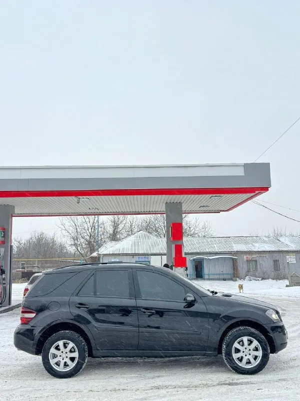 Mercedes benz ml 350 мерседес мл ( 💰995.000💰) руб 3.5 объем гильзован все 6 цилиндров, любые проверки ! 2007г мотор отличный, без дыма, не троит, едет очень хорошо, масло не расходует ! акпп не пинает, не буксует, переключает плавно, и мягко, без рывков! ходовая не гремит, не стучит. машинка вся сухая, без проблем, сел и поехал! электрика вся исправна, работает без нареканий, кондиционер холодит, и заправлен! печка жарит, подогревы все работают, вообщем машина реально максимально живой мл, можете сами приехать, посмотреть, проверить, и убедится … салон на 9/10 любые проверки в сервисе документы чистые, без запретов, без штрафов, переоформление без проблем, с моим присутствием, в мрео. техосмотр сделан. осмотр г. макеевка цена 995.000 руб торг разумный у капота реально живой ml без подвигов, любые проверки остальные вопросы по тел +7949-644-01-25 +7949-607-32-69 тг есть 📞 🇷🇺 звоните: +79496440125 - фотография - 6