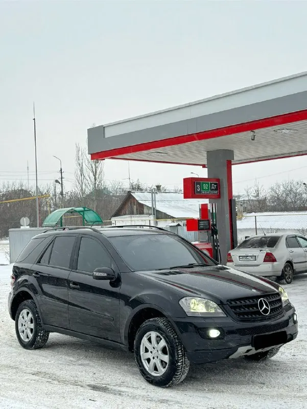 Mercedes benz ml 350 мерседес мл ( 💰995.000💰) руб 3.5 объем гильзован все 6 цилиндров, любые проверки ! 2007г мотор отличный, без дыма, не троит, едет очень хорошо, масло не расходует ! акпп не пинает, не буксует, переключает плавно, и мягко, без рывков! ходовая не гремит, не стучит. машинка вся сухая, без проблем, сел и поехал! электрика вся исправна, работает без нареканий, кондиционер холодит, и заправлен! печка жарит, подогревы все работают, вообщем машина реально максимально живой мл, можете сами приехать, посмотреть, проверить, и убедится … салон на 9/10 любые проверки в сервисе документы чистые, без запретов, без штрафов, переоформление без проблем, с моим присутствием, в мрео. техосмотр сделан. осмотр г. макеевка цена 995.000 руб торг разумный у капота реально живой ml без подвигов, любые проверки остальные вопросы по тел +7949-644-01-25 +7949-607-32-69 тг есть 📞 🇷🇺 звоните: +79496440125 - фотография - 7