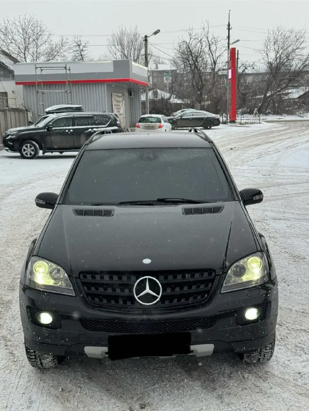 Mercedes benz ml 350 мерседес мл ( 💰995.000💰) руб 3.5 объем гильзован все 6 цилиндров, любые проверки ! 2007г мотор отличный, без дыма, не троит, едет очень хорошо, масло не расходует ! акпп не пинает, не буксует, переключает плавно, и мягко, без рывков! ходовая не гремит, не стучит. машинка вся сухая, без проблем, сел и поехал! электрика вся исправна, работает без нареканий, кондиционер холодит, и заправлен! печка жарит, подогревы все работают, вообщем машина реально максимально живой мл, можете сами приехать, посмотреть, проверить, и убедится … салон на 9/10 любые проверки в сервисе документы чистые, без запретов, без штрафов, переоформление без проблем, с моим присутствием, в мрео. техосмотр сделан. осмотр г. макеевка цена 995.000 руб торг разумный у капота реально живой ml без подвигов, любые проверки остальные вопросы по тел +7949-644-01-25 +7949-607-32-69 тг есть 📞 🇷🇺 звоните: +79496440125 - фотография - 8