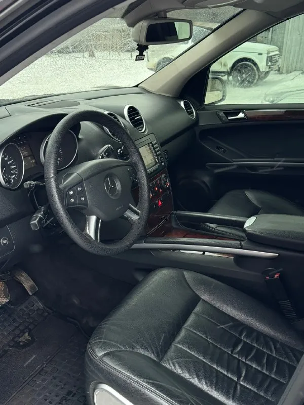 Mercedes benz ml 350 мерседес мл ( 💰995.000💰) руб 3.5 объем гильзован все 6 цилиндров, любые проверки ! 2007г мотор отличный, без дыма, не троит, едет очень хорошо, масло не расходует ! акпп не пинает, не буксует, переключает плавно, и мягко, без рывков! ходовая не гремит, не стучит. машинка вся сухая, без проблем, сел и поехал! электрика вся исправна, работает без нареканий, кондиционер холодит, и заправлен! печка жарит, подогревы все работают, вообщем машина реально максимально живой мл, можете сами приехать, посмотреть, проверить, и убедится … салон на 9/10 любые проверки в сервисе документы чистые, без запретов, без штрафов, переоформление без проблем, с моим присутствием, в мрео. техосмотр сделан. осмотр г. макеевка цена 995.000 руб торг разумный у капота реально живой ml без подвигов, любые проверки остальные вопросы по тел +7949-644-01-25 +7949-607-32-69 тг есть 📞 🇷🇺 звоните: +79496440125 - фотография - 9
