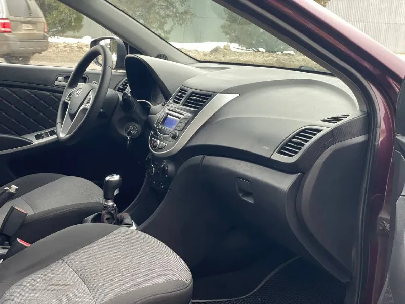 Hyundai solaris 2012 год в дтп не участвовал. собственник. пробег 187 тыс. ухоженный автомобиль. сделал не давно то, замена масла колодок. металлические детали машины все заводские и с соответствующими маркировками, болты не крученые, стекла включая лобовое родные. двигатель 1.6 бензин(грм цепной) кпп - механическая 5 ступеней(без хрустов и вылетов) в такси не работал(100%) хорошая комплектация :мульти руль, кондиционер, 4 эсп, подогревы передних сидений, туманки, масло менялось каждые 8000 км (от замены до замены вообще не берет) салон в отличном состоянии. полное переоформление в мрэо с моим присутствием. ‼️цена 765.000 руб ‼️ торг есть. номер для связи: +79495514624 - фотография - 6