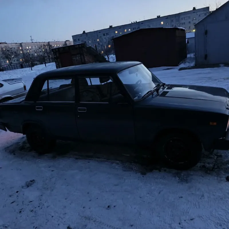 Продам ваз 2105, я собственник, автомобиль на хорошем ходу, вся ходовая новая(реактивные тяги, амортизаторы, рулевые тяги, ступичный подшибник), масло менялось в коробке и в двигателе, новый аккумулятор, новая катушка, зажигание, свечи, бронепровода, так же установлено новое сцепление и маховик. запускается с пол тычка (даже в -темпратуру), дно, пороги целые. установлена музыка, магнитола(pioneer), приятный ухоженный салон. цена данного автомобиля 155т. рублей, торг никто не отменял. номер телефона: +79499512521 📞 звоните: +7(949)9512521 - фотография - 2