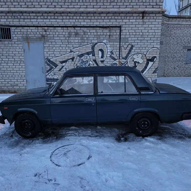 Продам ваз 2105, я собственник, автомобиль на хорошем ходу, вся ходовая новая(реактивные тяги, амортизаторы, рулевые тяги, ступичный подшибник), масло менялось в коробке и в двигателе, новый аккумулятор, новая катушка, зажигание, свечи, бронепровода, так же установлено новое сцепление и маховик. запускается с пол тычка (даже в -темпратуру), дно, пороги целые. установлена музыка, магнитола(pioneer), приятный ухоженный салон. цена данного автомобиля 155т. рублей, торг никто не отменял. номер телефона: +79499512521 📞 звоните: +7(949)9512521 - фотография - 3