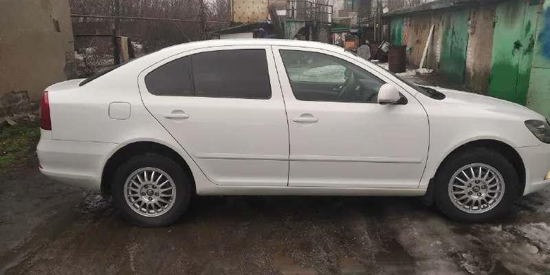 Продам skoda октавию 2012 г 1.6 мех, в родном окрасе, хорошая комплектация, пробег 180 тыс,2 ключа.9... - фотография