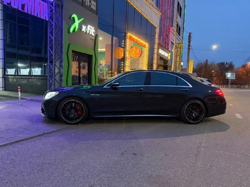 Продам mercedes w222 s500 машина конец 2015 года автотека зеленая без дтп, с родным оригинальным пробегом 100% ( 195.000) гильзовали 30.000 назад, собран и сделан идеально. не троит не дымит, работает идеально, ни грамму масло не ест. коробка не пинает переключает идеально, пневма работает в штатном режиме. машина без вложений от слова совсем. комлектация полная самая, на 3d бурмистаре, даже встроен в потолке. салон в идеале … машина в керамике 2 слоя. очень редкий и красивый цвет, темно -серый. диски amg r20. машина одетая в оригинальный рестайлинг 2020 года в обвесе 6.3. собственник, г. краснодар. цена :3.500.000 89180449555 роман. 📞 звоните: +7(918)0449555 - фотография - 1