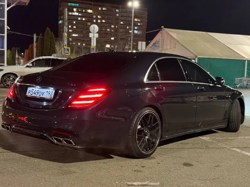 Продам mercedes w222 s500 машина конец 2015 года автотека зеленая без дтп, с родным оригинальным пробегом 100% ( 195.000) гильзовали 30.000 назад, собран и сделан идеально. не троит не дымит, работает идеально, ни грамму масло не ест. коробка не пинает переключает идеально, пневма работает в штатном режиме. машина без вложений от слова совсем. комлектация полная самая, на 3d бурмистаре, даже встроен в потолке. салон в идеале … машина в керамике 2 слоя. очень редкий и красивый цвет, темно -серый. диски amg r20. машина одетая в оригинальный рестайлинг 2020 года в обвесе 6.3. собственник, г. краснодар. цена :3.500.000 89180449555 роман. 📞 звоните: +7(918)0449555 - фотография - 3