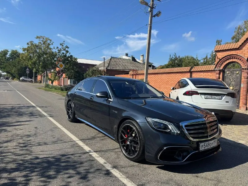 Продам mercedes w222 s500 машина конец 2015 года автотека зеленая без дтп, с родным оригинальным пробегом 100% ( 195.000) гильзовали 30.000 назад, собран и сделан идеально. не троит не дымит, работает идеально, ни грамму масло не ест. коробка не пинает переключает идеально, пневма работает в штатном режиме. машина без вложений от слова совсем. комлектация полная самая, на 3d бурмистаре, даже встроен в потолке. салон в идеале … машина в керамике 2 слоя. очень редкий и красивый цвет, темно -серый. диски amg r20. машина одетая в оригинальный рестайлинг 2020 года в обвесе 6.3. собственник, г. краснодар. цена :3.500.000 89180449555 роман. 📞 звоните: +7(918)0449555 - фотография - 8