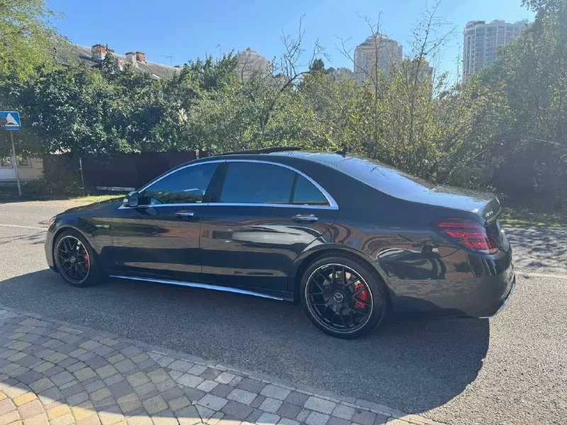 Продам mercedes w222 s500 машина конец 2015 года автотека зеленая без дтп, с родным оригинальным пробегом 100% ( 195.000) гильзовали 30.000 назад, собран и сделан идеально. не троит не дымит, работает идеально, ни грамму масло не ест. коробка не пинает переключает идеально, пневма работает в штатном режиме. машина без вложений от слова совсем. комлектация полная самая, на 3d бурмистаре, даже встроен в потолке. салон в идеале … машина в керамике 2 слоя. очень редкий и красивый цвет, темно -серый. диски amg r20. машина одетая в оригинальный рестайлинг 2020 года в обвесе 6.3. собственник, г. краснодар. цена :3.500.000 89180449555 роман. 📞 звоните: +7(918)0449555 - фотография - 9