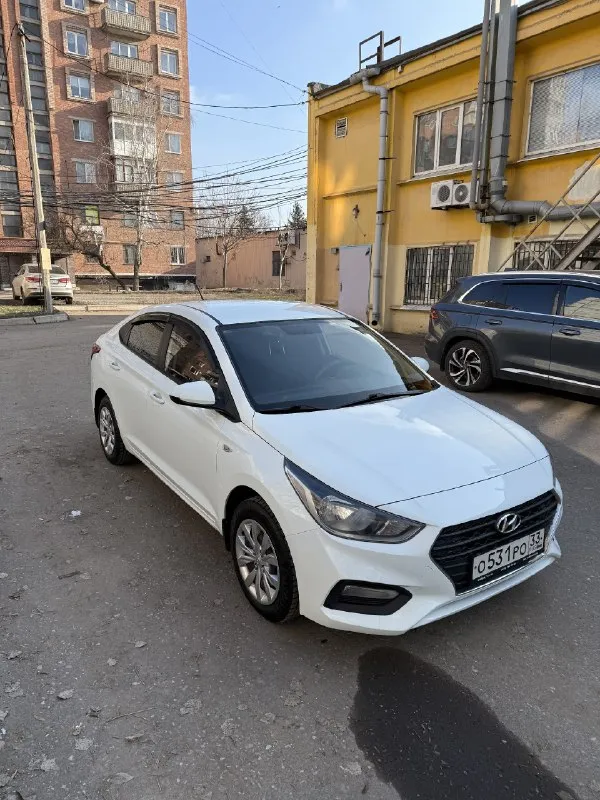 Продам hyundai solaris 2018г. в. двигатель 1.4, кпп механика 6-ст. автомобиль в достойном состоянии! оригинальный пробег 146000т. двигатель, коробка, ходовая часть абсолютно без вопросов! кузов ровный, без гнили рыжиков и прочего! без дтп, автотека полностью зеленая! 1 хозяин за всю историю эксплуатации! в такси, каршеринге и прочем автомобиль не был! имеется сервисная книга со всеми отметками(чеками, датами проведения то, пробегом)! сигнализация с автозапуском! 2 ключа. цена 1140000т. р. не большой торг возле капота. осмотр макеевка. +79493597128. 📞 звоните: +7(949)3597128 - фотография - 2