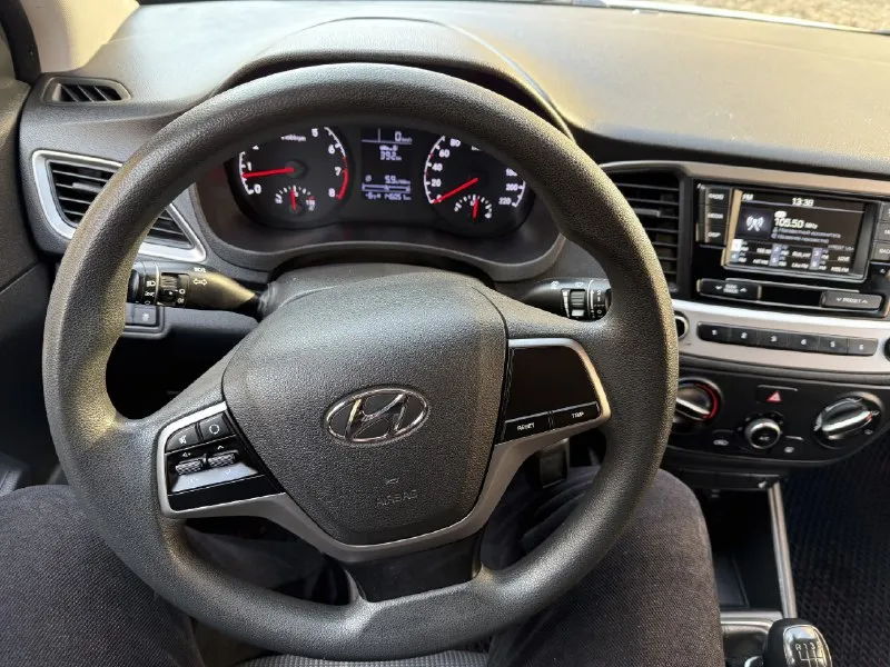 Продам hyundai solaris 2018г. в. двигатель 1.4, кпп механика 6-ст. автомобиль в достойном состоянии! оригинальный пробег 146000т. двигатель, коробка, ходовая часть абсолютно без вопросов! кузов ровный, без гнили рыжиков и прочего! без дтп, автотека полностью зеленая! 1 хозяин за всю историю эксплуатации! в такси, каршеринге и прочем автомобиль не был! имеется сервисная книга со всеми отметками(чеками, датами проведения то, пробегом)! сигнализация с автозапуском! 2 ключа. цена 1140000т. р. не большой торг возле капота. осмотр макеевка. +79493597128. 📞 звоните: +7(949)3597128 - фотография - 7