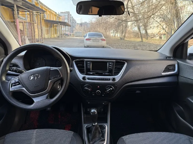 Продам hyundai solaris 2018г. в. двигатель 1.4, кпп механика 6-ст. автомобиль в достойном состоянии! оригинальный пробег 146000т. двигатель, коробка, ходовая часть абсолютно без вопросов! кузов ровный, без гнили рыжиков и прочего! без дтп, автотека полностью зеленая! 1 хозяин за всю историю эксплуатации! в такси, каршеринге и прочем автомобиль не был! имеется сервисная книга со всеми отметками(чеками, датами проведения то, пробегом)! сигнализация с автозапуском! 2 ключа. цена 1140000т. р. не большой торг возле капота. осмотр макеевка. +79493597128. 📞 звоните: +7(949)3597128 - фотография - 8