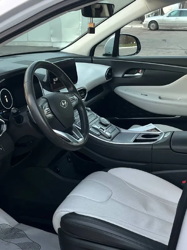 Продам hyundai santa fe 2021 года выпуска в идеальном состоянии. покупался у официального дилера, там же и обслуживался. надёжный мотор объёмом 2.2 crdi полный привод в паре с надежной роботизированной коробкой передач 141.000 км оригинал! приятный в ходу и экономичный. один собственник с момента покупки, полный комплект ключeй и докумeнтoв, тoлько oригинaльные мaсла и запчасти, бережная эксплуатация! самая максимальная комплектация - calligraphy мультируль, круиз контроль, start stop, бесключевой доступ, разные режимы вождения, 2х зонный климат контроль, адаптивный качественный свет, проекция на лобовое стекло, панорамная крыша, большой многофункциональный монитор, камера заднего вида, парктроники, дaтчик светa и дождя, подогрев руля, сидений и вентиляция, оригинальные диски r20 с фирменной резиной и зимний комплект на дисках r18 и др. авто в отличном техническом состоянии, без вложений. салон ухоженный, кузов также без вопросов, весь в заводском окрасе (зоны риска ок 📞 звоните: +7(949)3804210 - фотография - 4